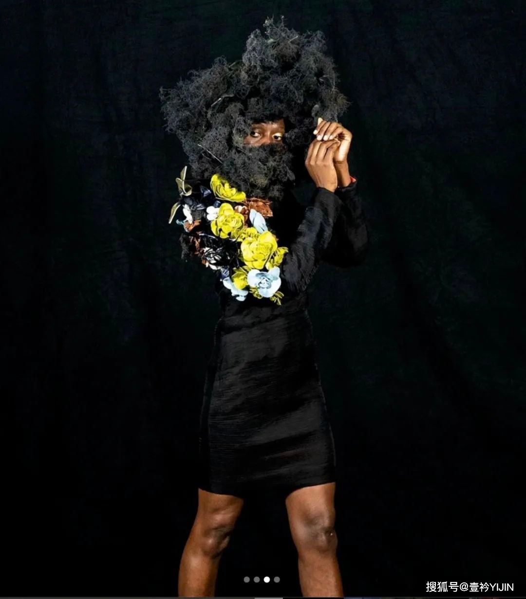 越南|被巴黎世家抄袭？把衣服种上鲜花、冻进冰块里？越南时装的高光时刻