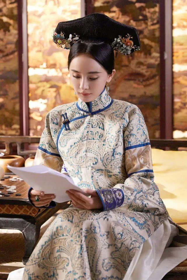 杨颖|杨颖首次挑战清宫装,但撞上杨幂后,一个似皇妃,一个却像丫鬟