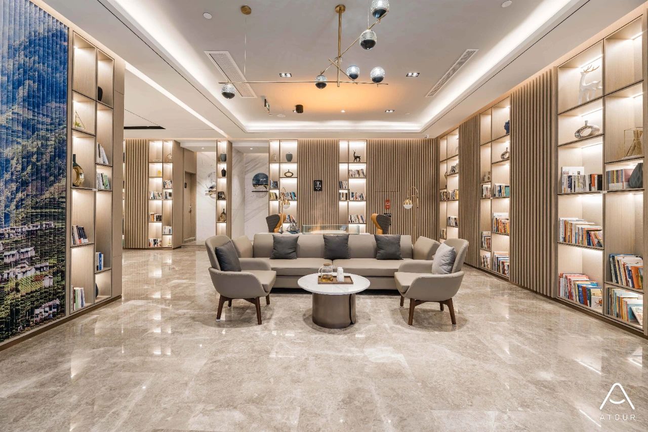 杭州亚朵酒店设计上延续亚朵品牌理念风格,没有传统的大堂,整个空间