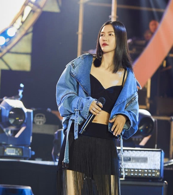 上衣|古有犹抱琵琶半遮面，今有谭维维犹抱衣服半遮背，难道不会掉吗？