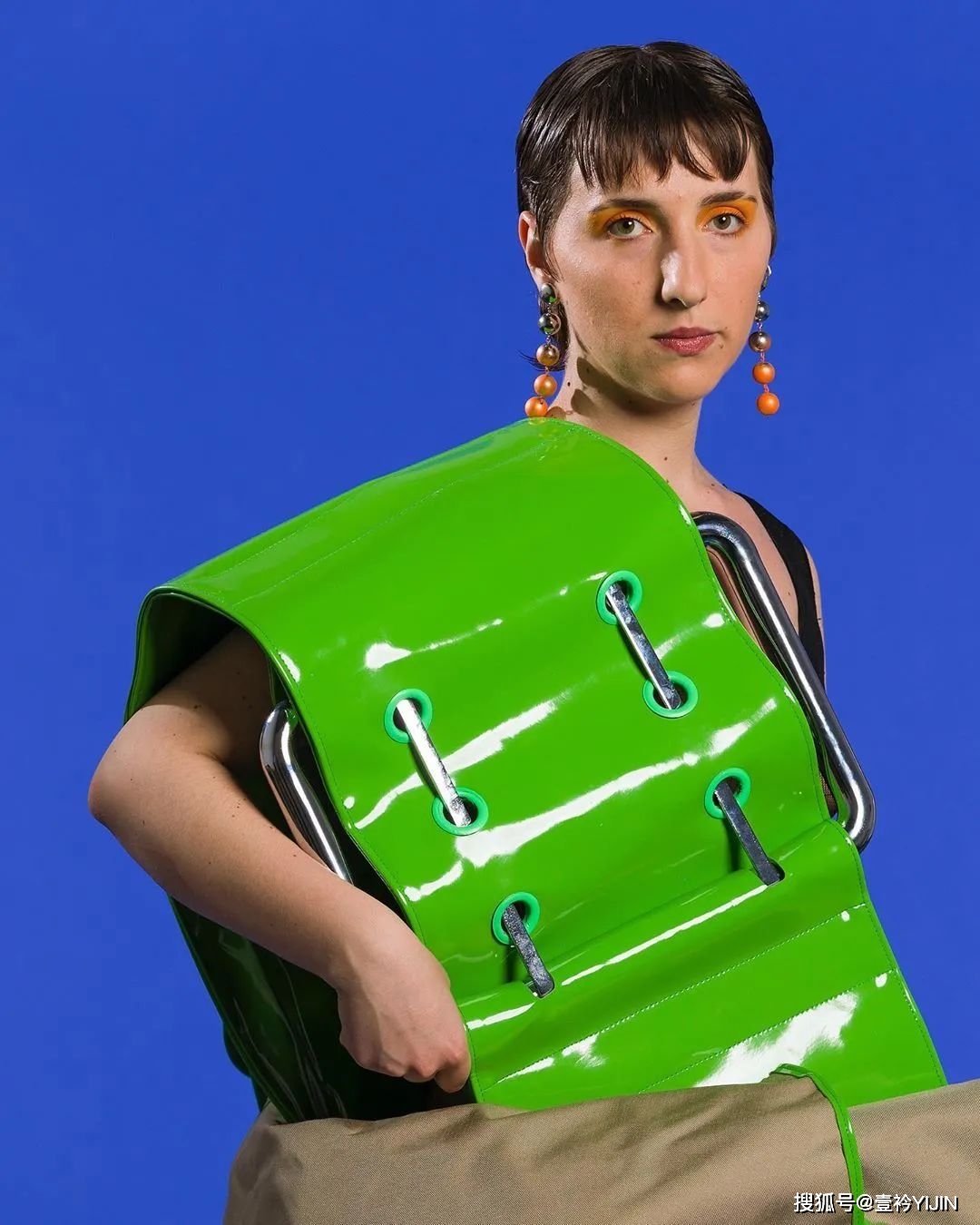 越南|被巴黎世家抄袭？把衣服种上鲜花、冻进冰块里？越南时装的高光时刻