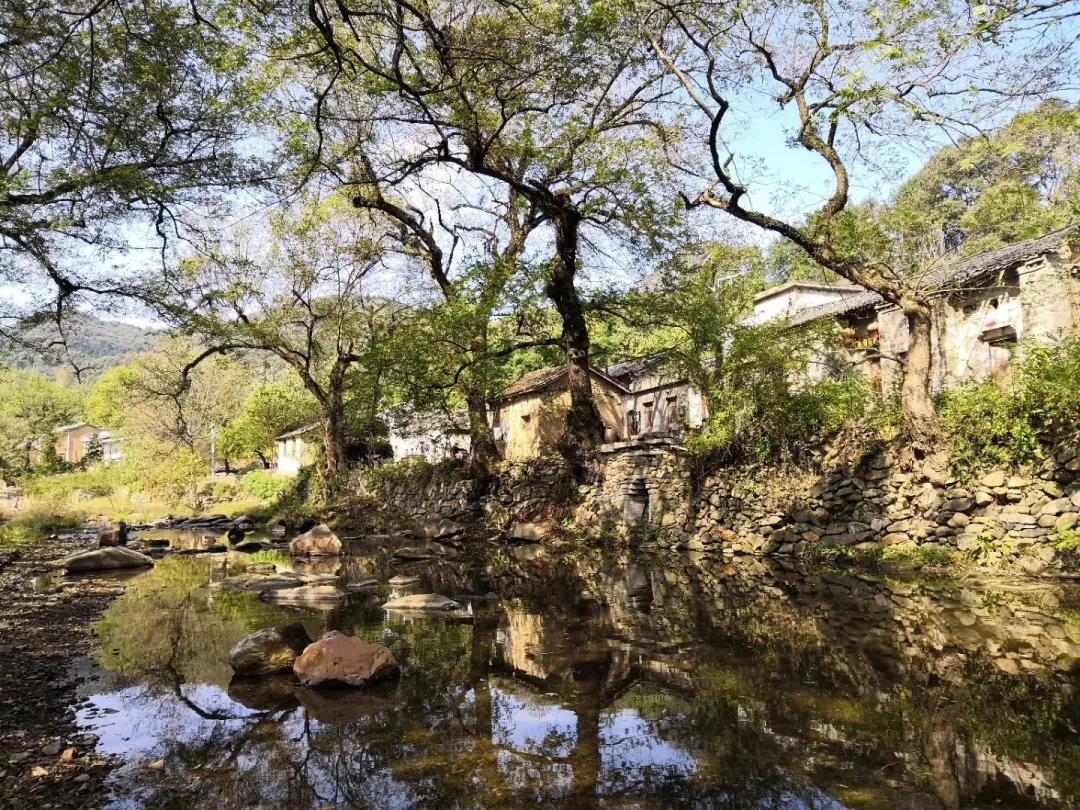 河南新县西河村,经过设计改造的沿河景观.(覃江义 摄)