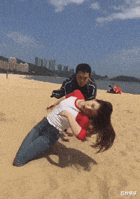 搞笑gif:哥们这局拔河能不能赢就看你表情了