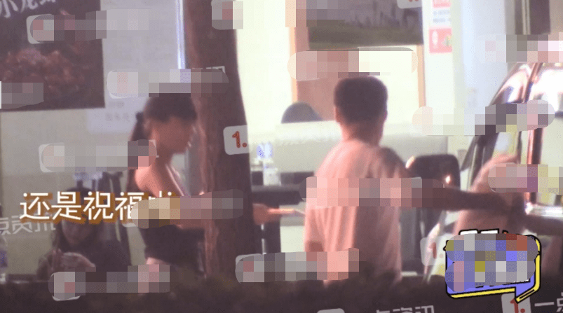 新恋情?文章带美女吃宵夜诉苦 女方贴心为其擦泪 新恋情?文章带美女吃宵夜诉苦 女方贴心为其擦泪