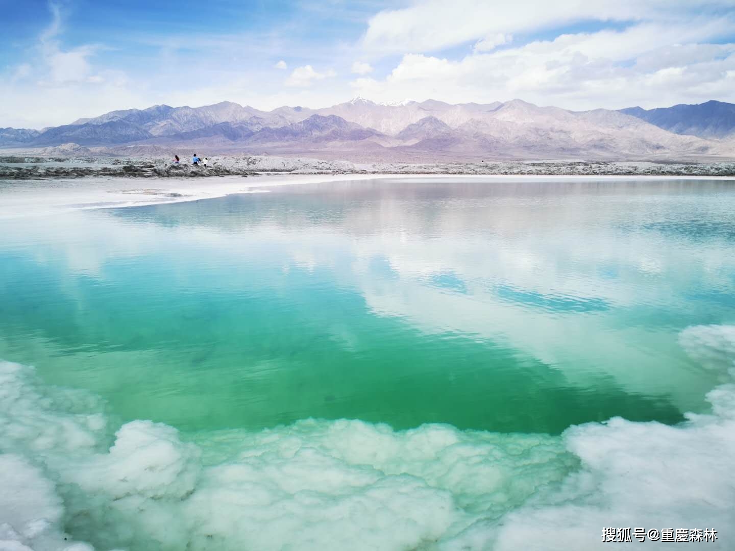 爱ta就带ta一起去大柴旦翡翠湖感受天空之镜