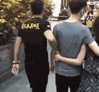 搞笑趣图gif:渴了就找爷爷开水龙头