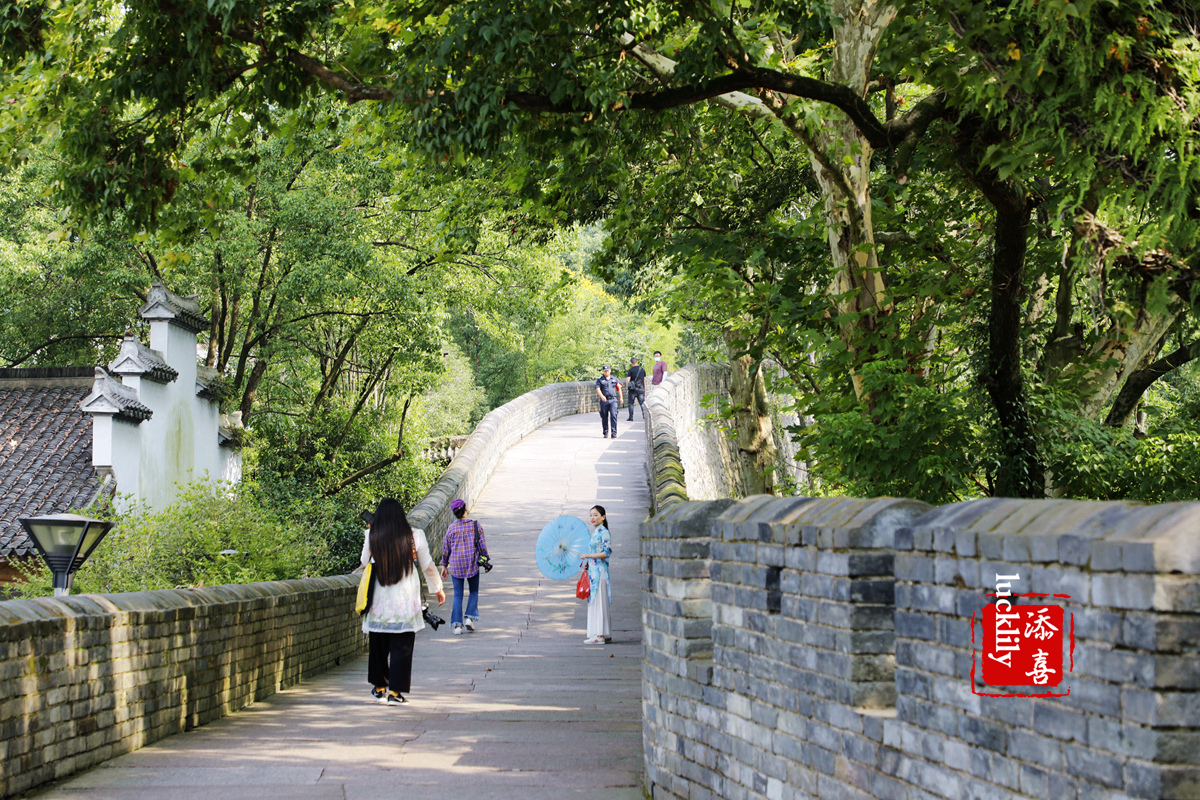 城墙|登临海江南长城，只要过了城楼前的198级阶梯，之后就是平坦大道