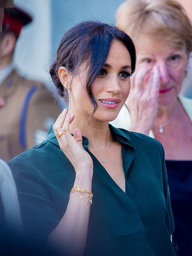 凯特|凯特沦落到戴梅根最爱品牌的耳环？梅根豪捐87万给非洲女孩获赞