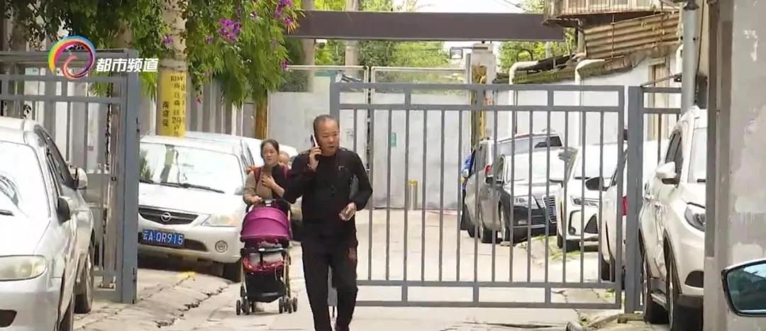 消防通道上划“停车位”，明目张胆收费，“锅