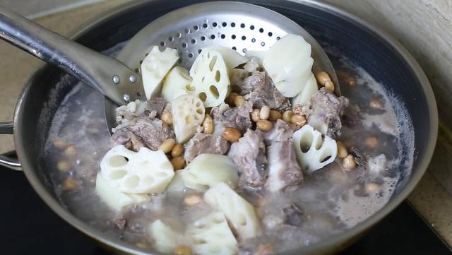 莲藕排骨汤怎么煲才好喝 82cb41b7202645ba97cec424ac203368.jpeg