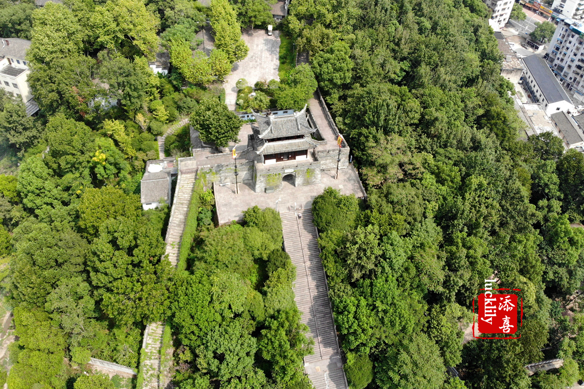 城墙|登临海江南长城，只要过了城楼前的198级阶梯，之后就是平坦大道