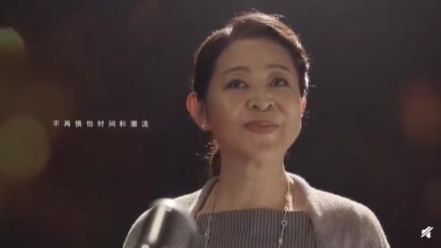 演讲|61岁倪萍状态绝了！参加演讲大谈好奇心是什么，气质不输年轻人