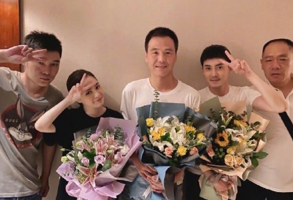 伤口|阿娇出院后立拍戏，用手比V遮伤口，离婚后越来越少女