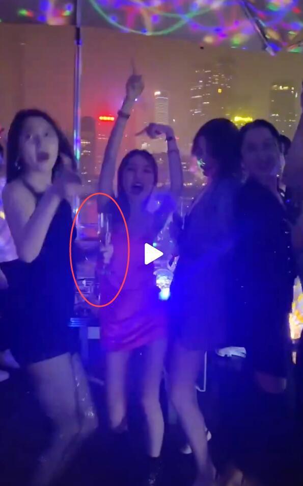 去酒吧怎么蹦迪穿搭_女生去酒吧蹦迪穿什么