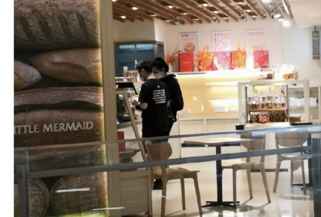 偶遇奚梦瑶夫妇逛超市，何猷君对老婆温柔呵护