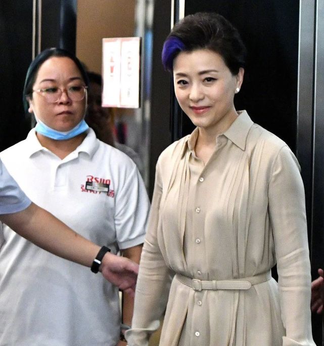 姐姐|杨澜是“乘风破浪姐姐”，52岁不服老，这么拼难怪是最富主持人