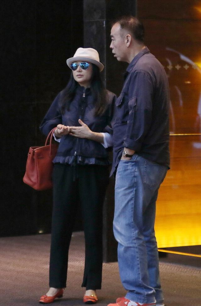 陈红脸松垮也有皱纹,但她仍然自信,接受衰老已经穿上老年装了!