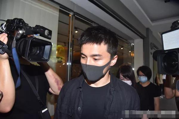 黄鸿升设灵首日众星悼念，黄爸爸鞠躬感谢，悲