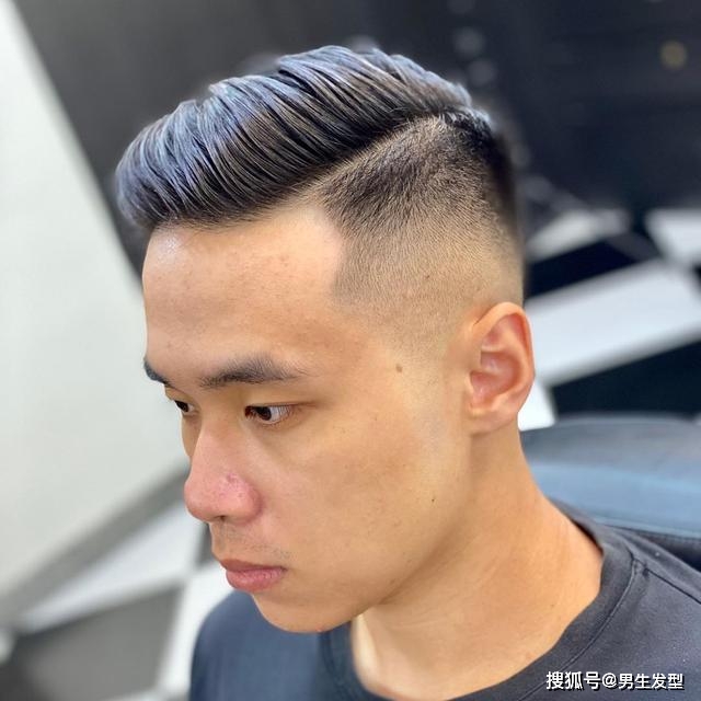 发型|男生别留“老背头”发型了，剪发时侧边分一条线，轻熟利落又帅气
