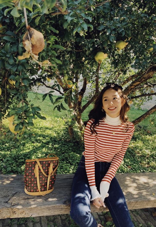 卖萌|张子萱石榴树下拍写真，嘟嘴卖萌凹造型，青春靓丽如花季少女
