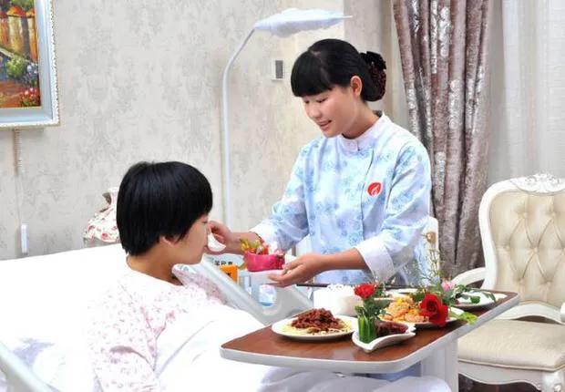 女人怀孕生孩子,产房外面两种