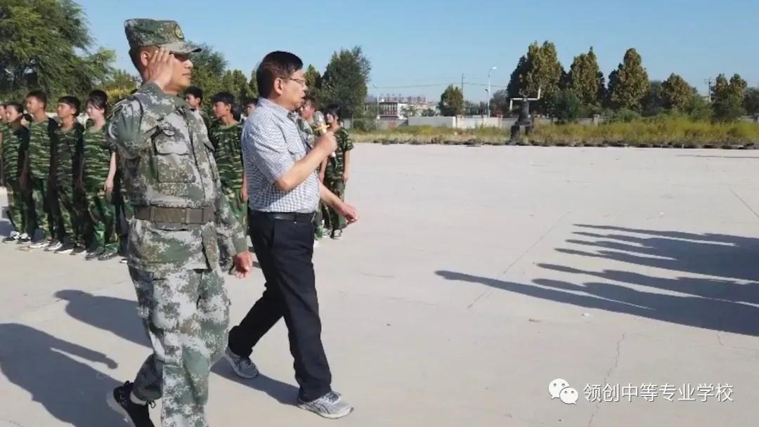 阅兵式开始,领创中等专业学校校长李入元教授检阅