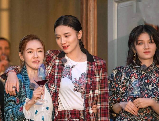 原创小s宋佳春夏今晚《小姐姐的花店》私服,美的高级,气质不相上下