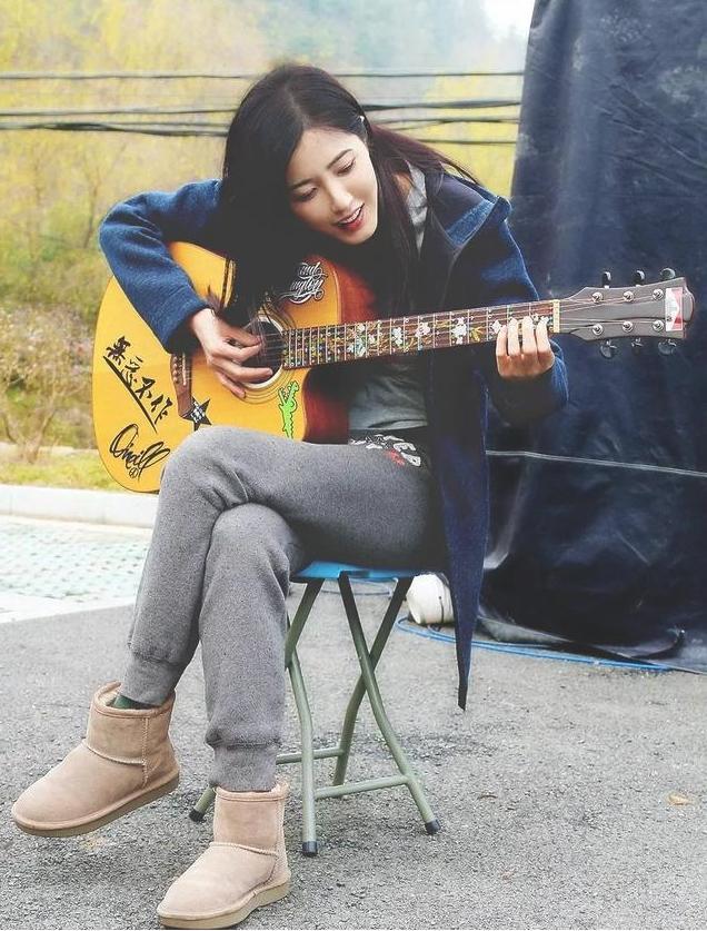 曾是中|佛系女神曾黎,43岁气质容貌依旧,曾是中戏校花