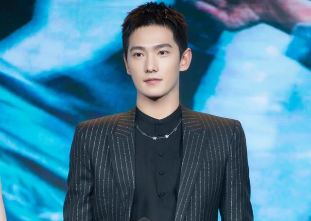 杨洋《在一起》剧照被路透,穿白衣样子很入戏,手术服造型有点帅