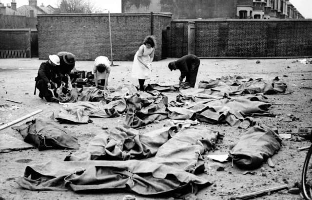老照片:德军轰炸下,英国犯罪分子竟然变本加厉戕害同胞
