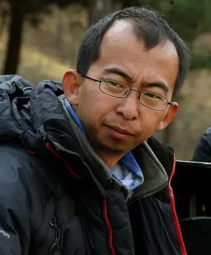 身材矮小演丑角20年，逆袭娶貌美娇妻，今成《最
