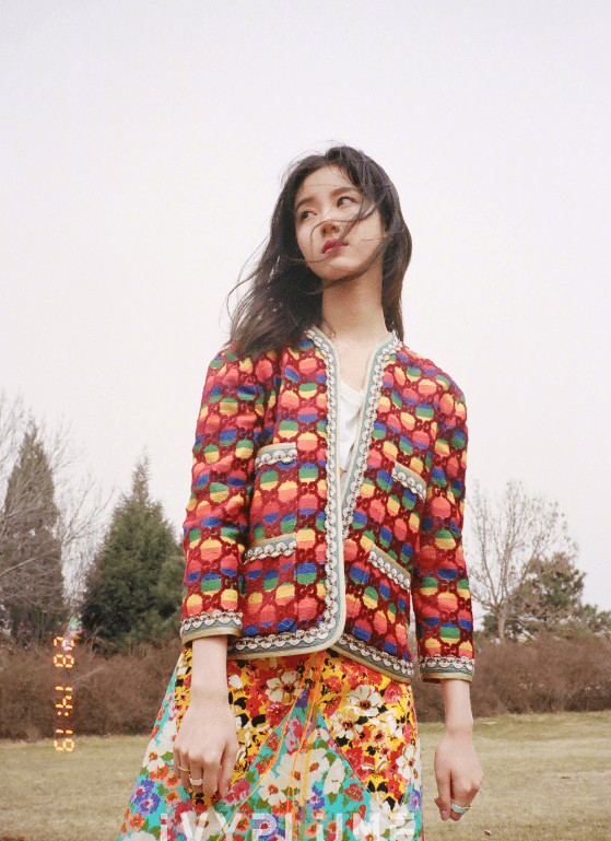 化妆|夏季海滩拍照显出唯美感？陈都灵不化妆出镜，不愧是素颜女神