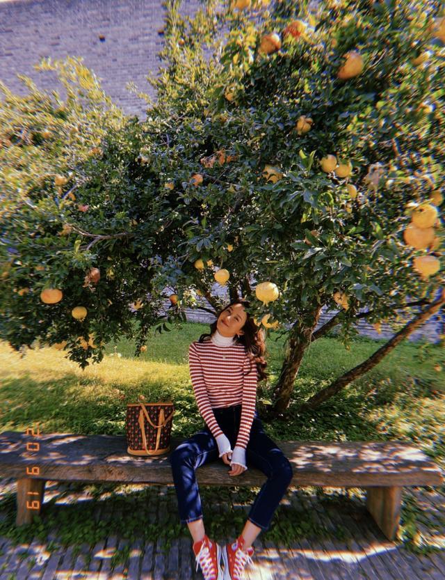 卖萌|张子萱石榴树下拍写真，嘟嘴卖萌凹造型，青春靓丽如花季少女