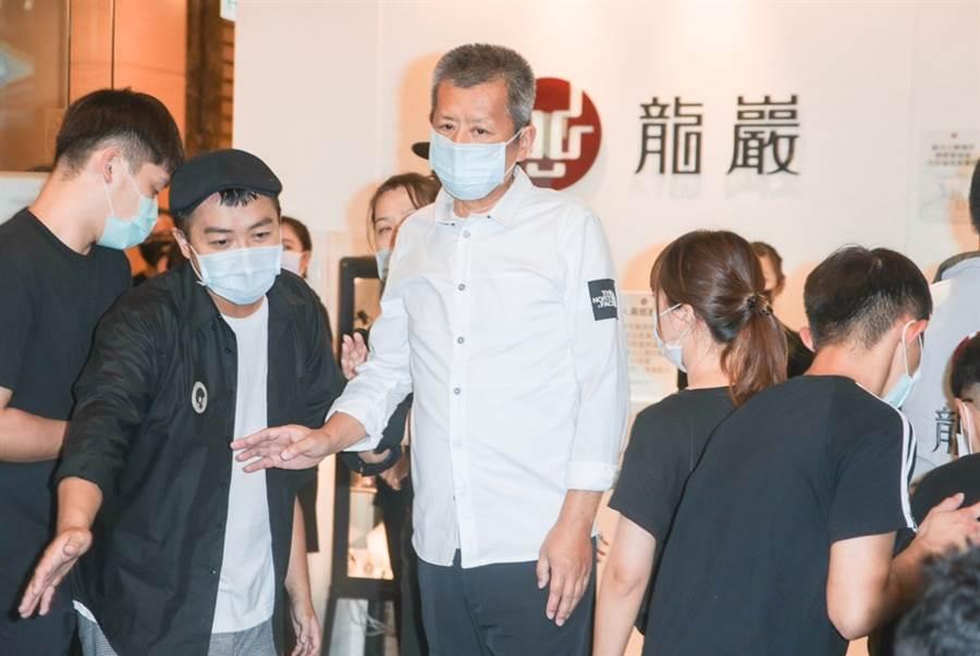 黄鸿升设灵首日众星悼念，黄爸爸鞠躬感谢，悲