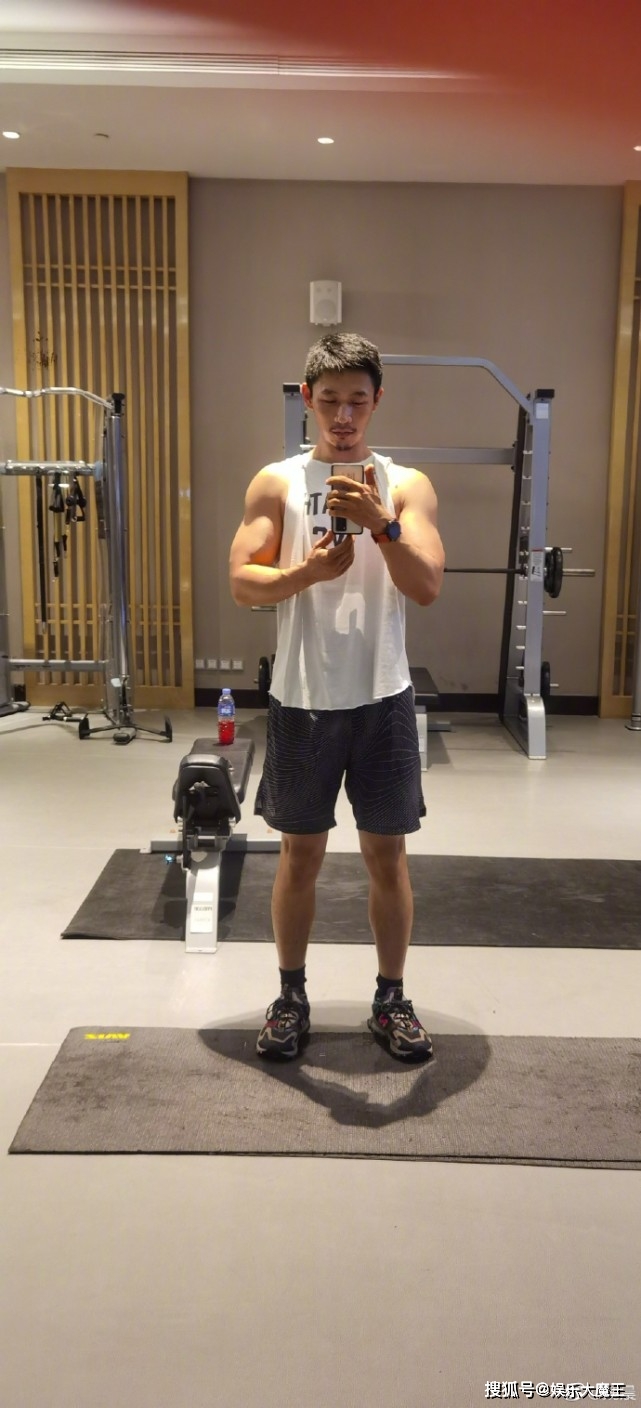 魏晨回应拒绝假唱事件：这是我应该做的，晒举