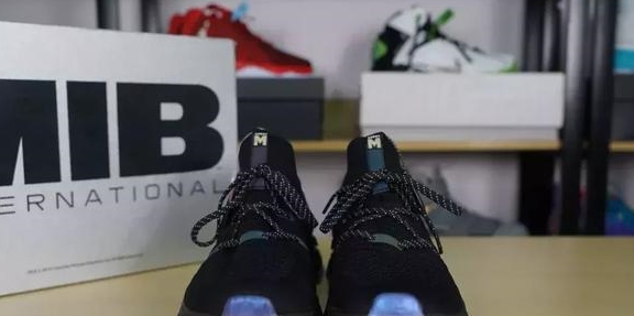 爆炸|国货逆天球鞋，脚感爆炸，送衣服还联名，发售价竟低于一千