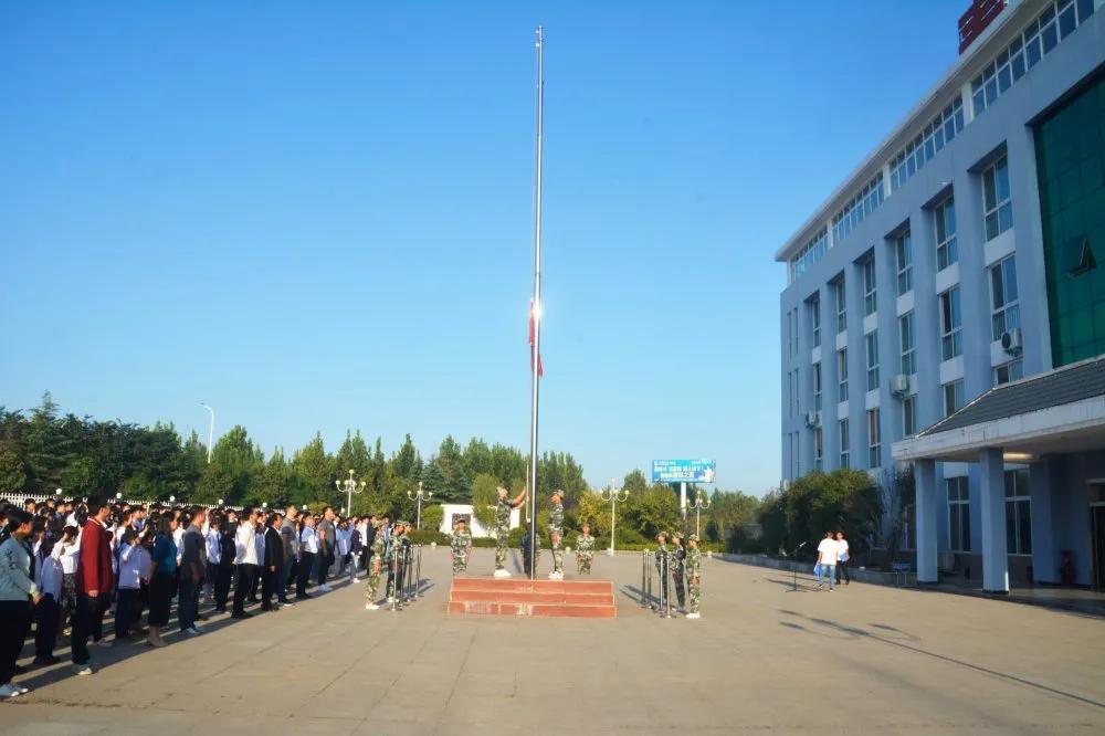 消息资讯|铭记历史·勿忘国耻——邓州春雨国文学校举行纪念“九一八”主题升旗仪式