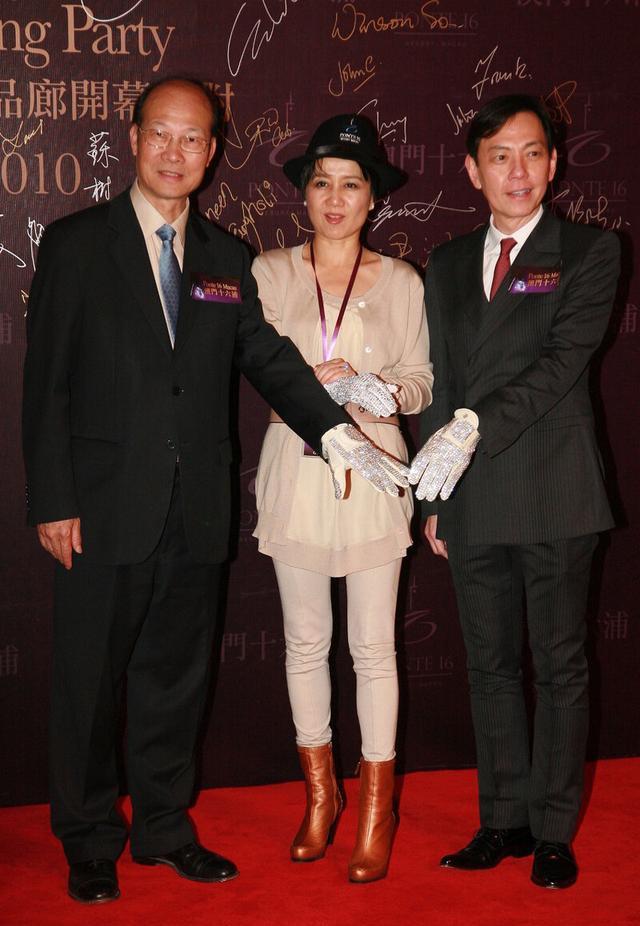 摩登|赌王四太携女出席活动，何超盈穿缎面裙秀身段，却被亲妈抢风头