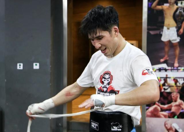 马海|中国拳王诠释什么是孝子，送母亲一部华为手机：我有耐心教她上网