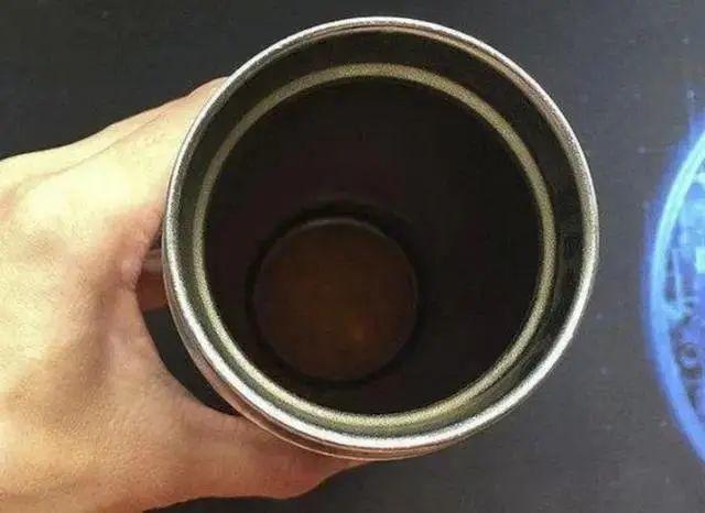 放在保温杯里,放置24小时后,观察保温杯的内壁和底部,是否有出现锈斑