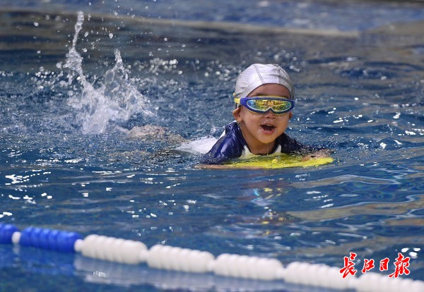 宝宝|武汉宝宝下水比赛与家长嗨翻天气温骤降寒气逼人
