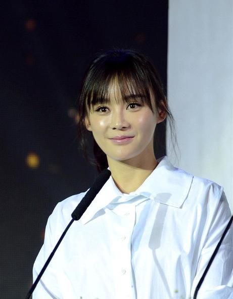 额头|工作室晒袁姗姗新照，额头肿胀很不自然，早已不是当初的样子