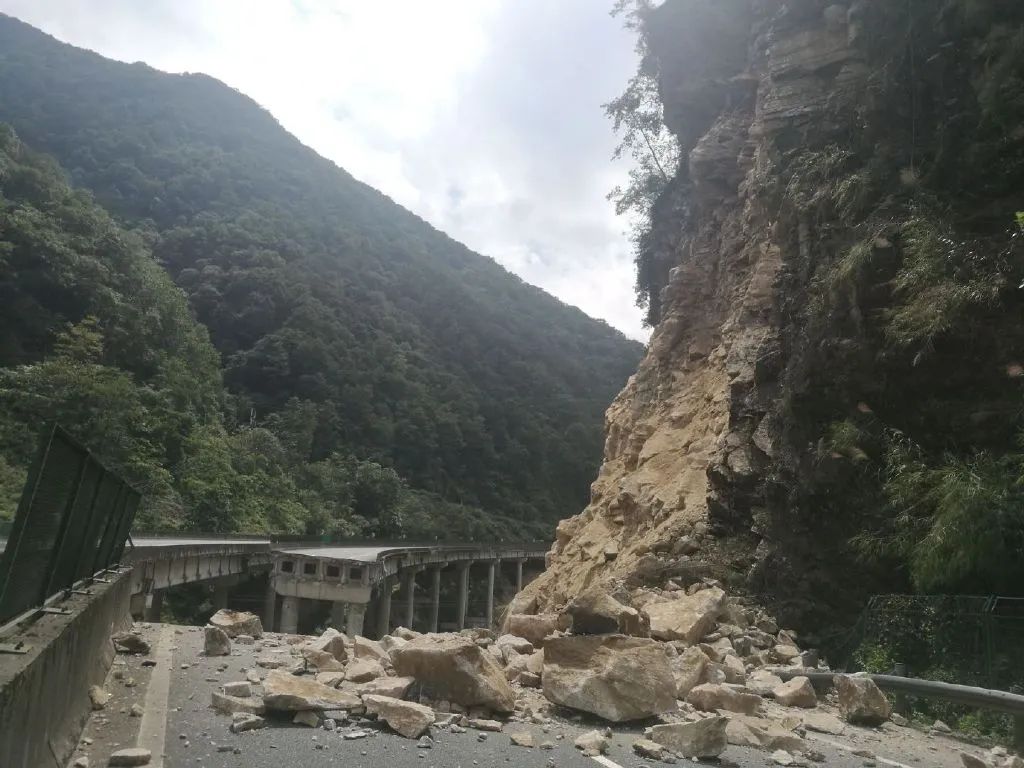 玩家讲述突发山体滑坡石棉往西昌方向雅西高速108国道中断