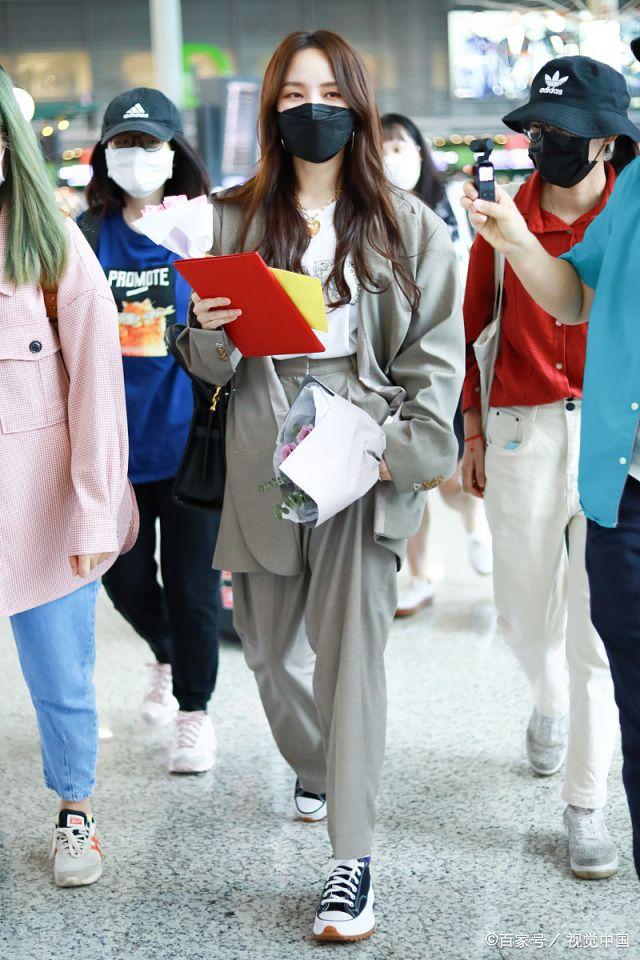 西装|孟佳竟将西装穿出了＂邋遢＂感？普通人想撑住，这3点真要注意