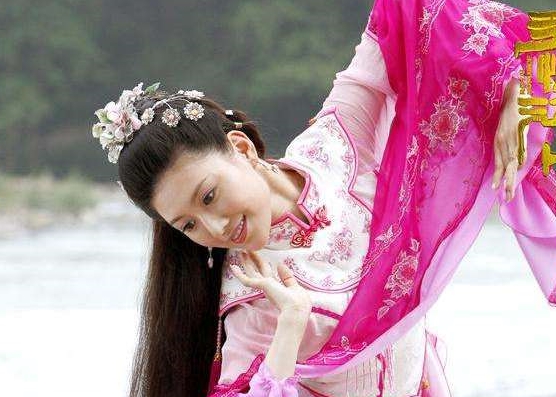 衣服|多情江山里的董小宛有多爱穿粉色？汉服加旗装12件不重样