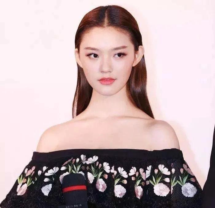 张子枫|曾被关晓彤秒成渣，如今“整容式”长大，削掉斜方肌后美翻