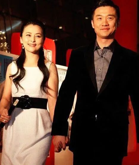 何音18岁儿子近况,就读国外戏剧学院,帅气似黄志忠