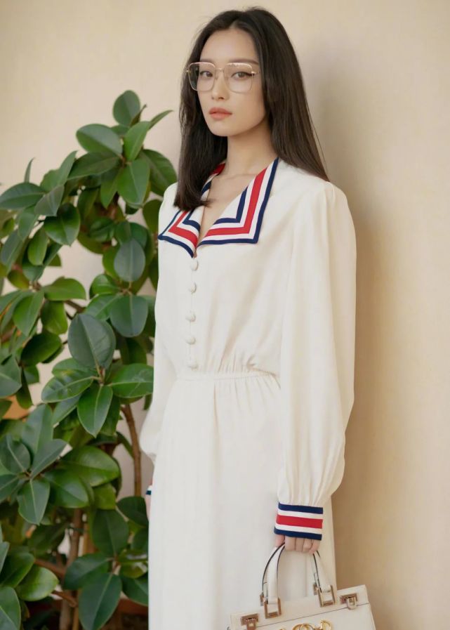 新造型|倪妮新造型亮相发布会，蓝色西装配齐耳短发干练利落，美丽又自信