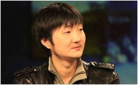 原本是风光影帝,因风流导致事业尽失,如今街边落魄羞挡脸