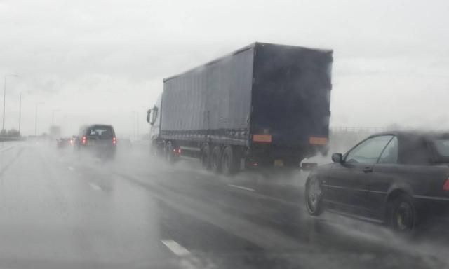 高速遇暴雨怎么办